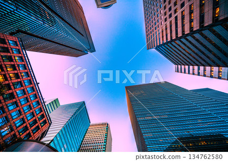 日本東京的城市景觀：下班了…日本經濟低迷…大手町的暮色漸濃。展望未來，在那片天空之外 = 第26天 134762580