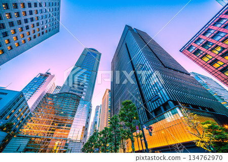 日本東京的都市景觀。下班了……日本經濟低迷……暮色降臨大手町。丸之內在遠處。朝向我們能夠相信的未來 = 第26屆 134762970