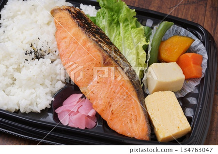Silver salmon bento 134763047