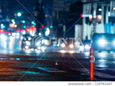 夜景中，車隊駛過。 134763307
