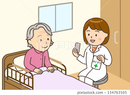 一位女藥劑師在家中床邊為一位老年婦女講解用藥說明。 134763505