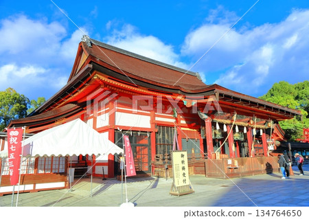 [Kyoto Prefecture] The main hall of Yasaka Shrine on a clear day 134764650