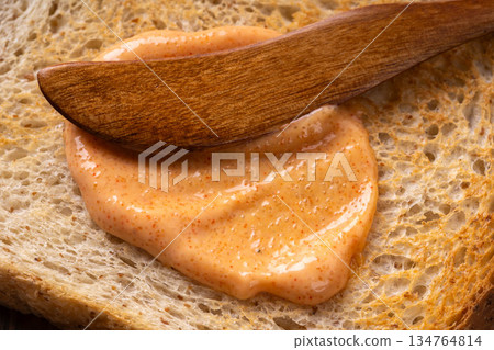 明太子蛋黃醬（蒜味），可塗抹在麵包上 134764814