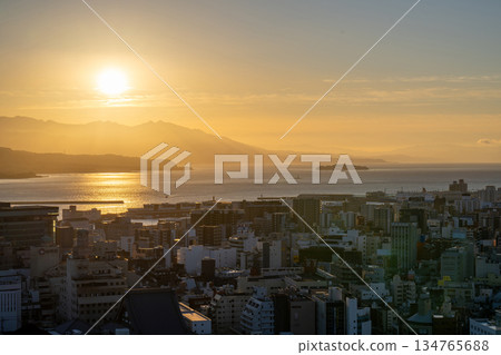 晨曦照耀下的鹿兒島市 134765688