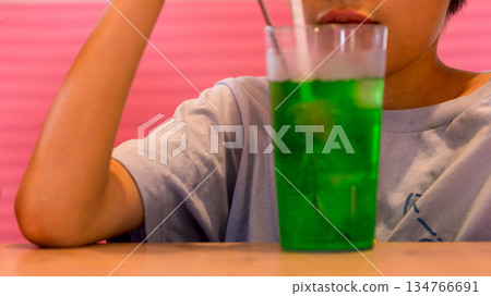 炎炎夏日裡的清涼綠色氣泡飲品 炎炎夏日裡的清涼綠色氣泡飲品 134766691