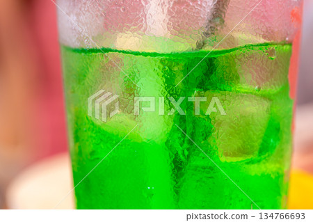 炎炎夏日裡的清涼綠色氣泡飲品 134766693