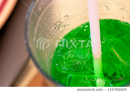 炎炎夏日裡的清涼綠色氣泡飲品 炎炎夏日裡的清涼綠色氣泡飲品 134766695