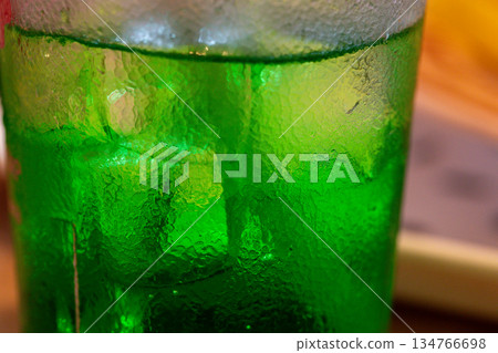炎炎夏日裡的清涼綠色氣泡飲品 134766698