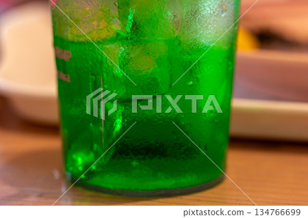 炎炎夏日裡的清涼綠色氣泡飲品 134766699