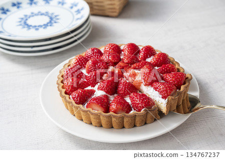 草莓餡餅蛋糕 134767237