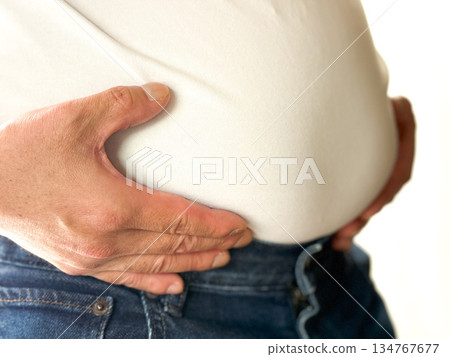 中年男子一手扶著啤酒肚 134767677