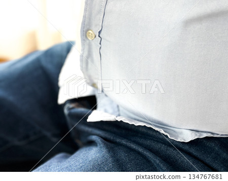 腹部凸出的男人 134767681