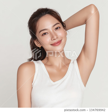 一位身著健身和瑜伽服，看起來狀態極佳的活力女性照片。 134769942