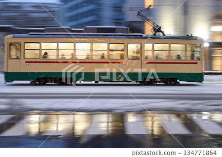 雪路上的光線和電車的殘影 雪路上的光線和電車的殘影 134771864