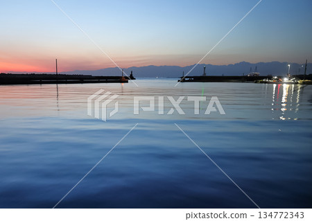 冬日清晨，夕陽的餘暉灑滿新港，景色變幻莫測 134772343