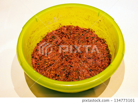 Vegan minced meat bowl 134773101