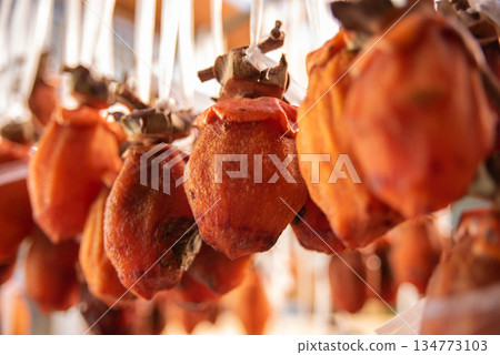 Dried persimmons: a winter tradition Dried persimmons: a winter tradition 134773103