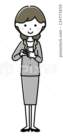 操縱智能手機的衣服的一名婦女 134773659