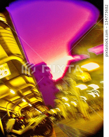 霓虹燈點綴著夜幕下的城市景觀－抽像模糊的背景素材 134773682