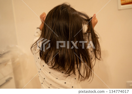 一個生氣的孩子拉扯他的頭髮 一個生氣的孩子拉扯他的頭髮 134774017