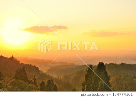 Sunset and Nagaoka cityscape seen from Happodai (Nagaoka City, Niigata Prefecture) 134774101