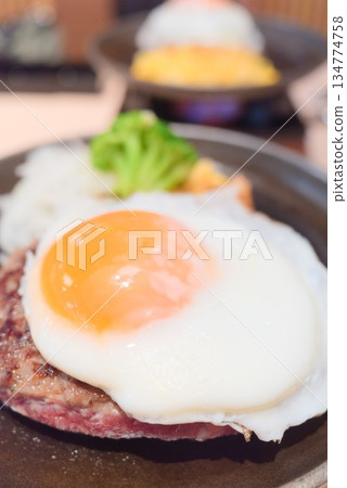 熱板上的蛋餅和漢堡牛排 134774758