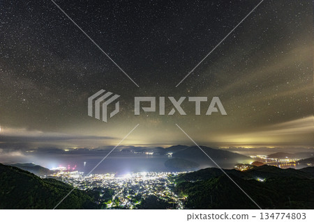 春天的星空、瀨戶內海的夜景和銀河 春天的星空、瀨戶內海的夜景和銀河 134774803