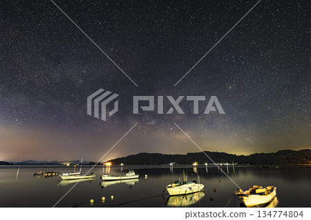 瀨戶內春天的星空－漁港上空的銀河 134774804