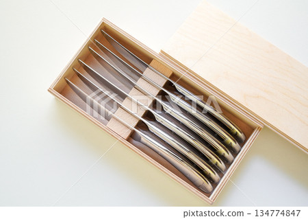 禮盒中一組牛排刀的俯視圖 禮盒中一組牛排刀的俯視圖 134774847