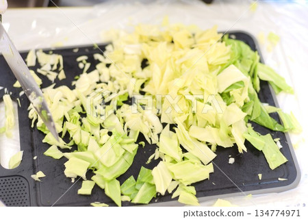 一張切捲心菜的烹飪過程照片 134774971