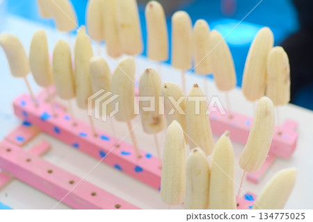 將香蕉串好，然後裹上巧克力。 134775025