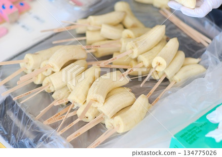 將香蕉串好，然後裹上巧克力。 134775026