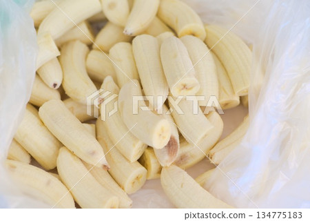 去皮香蕉的大規模製備和商業化生產的圖片 去皮香蕉的大規模製備和商業化生產的圖片 134775183