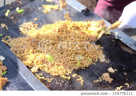Yakisoba cooked on a hot plate at a food stall 134776111