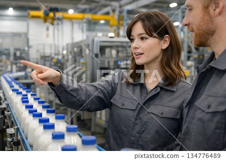 一名女工程師現場檢查生產線 一名女工程師現場檢查生產線 134776489