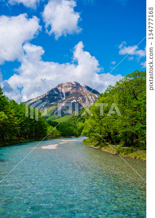Refreshing Kamikochi "Yake-dake and the clear waters of the Azusa River in the fresh green season" (Matsumoto City, Nagano Prefecture) 134777168
