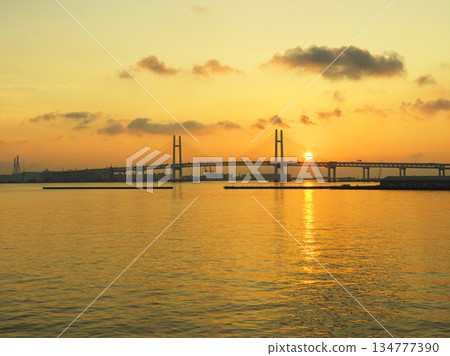 橫濱灣大橋上的日出，橫濱 134777390