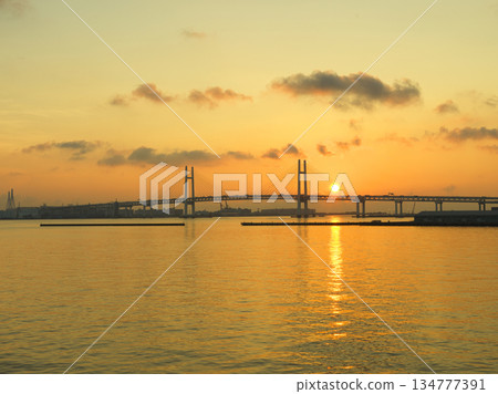 橫濱灣大橋上的日出，橫濱 134777391