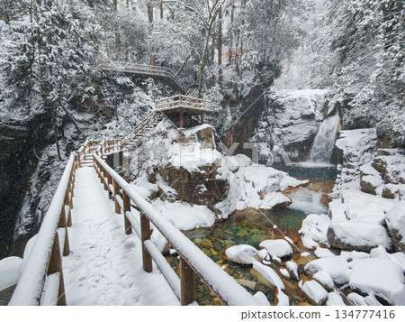 Yumori Valley (winter): Ryujin Falls Yumori Valley (winter): Ryujin Falls 134777416