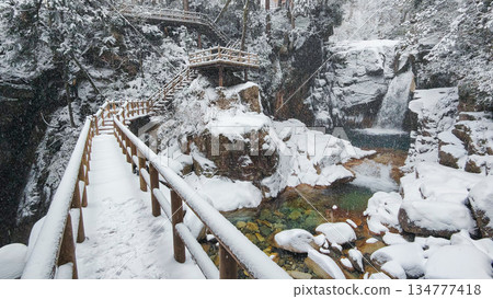 Yumori Valley (winter): Ryujin Falls 134777418
