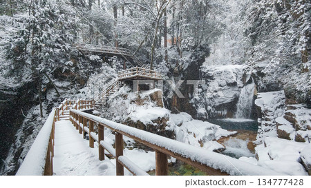 Yumori Valley (winter): Ryujin Falls Yumori Valley (winter): Ryujin Falls 134777428