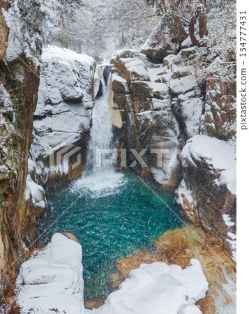 湯森溪谷（冬季）：龍神瀑布 134777431