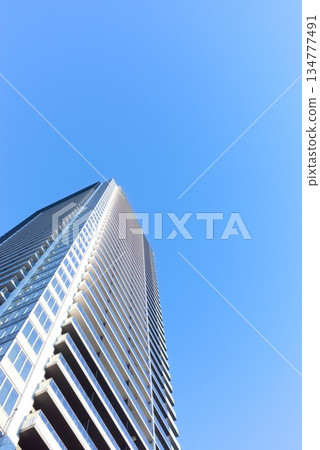 The appearance of a skyscraper stretching into the blue sky and an image of the city 134777491