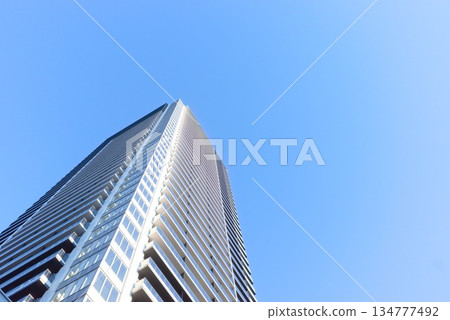 摩天大樓直插藍天，映襯著城市的景象。 134777492