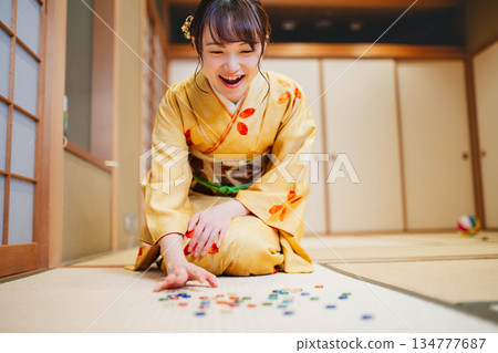 身著和服的美麗年輕女子手持彈珠 134777687