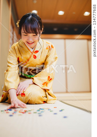 身著和服的美麗年輕女子手持彈珠 134777688