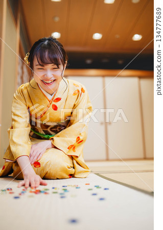 身著和服的美麗年輕女子手持彈珠 134777689