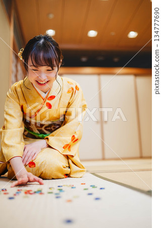 身著和服的美麗年輕女子手持彈珠 身著和服的美麗年輕女子手持彈珠 134777690