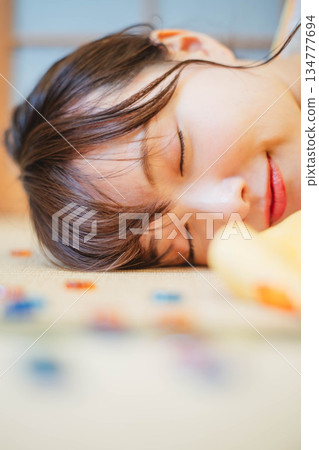 身著和服的美麗年輕女子手持彈珠 身著和服的美麗年輕女子手持彈珠 134777694