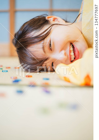 身著和服的美麗年輕女子手持彈珠 身著和服的美麗年輕女子手持彈珠 134777697